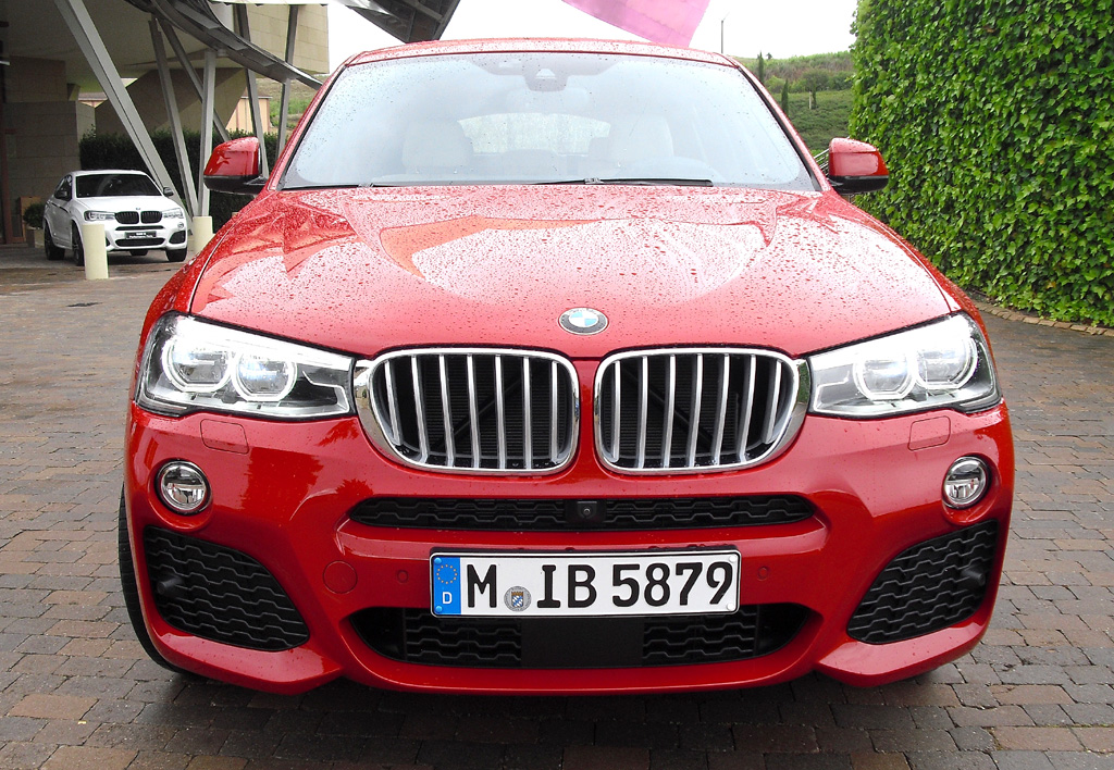 BMW X4: Blick auf die Frontpartie mit den großen Lufteinlässen weit außen. 