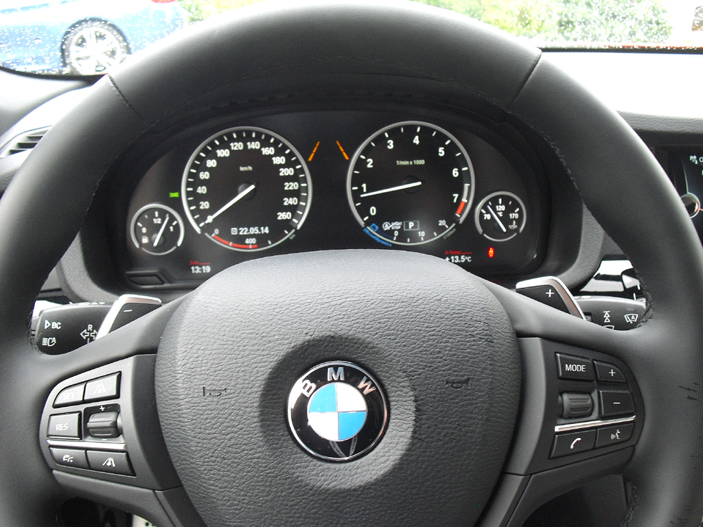 BMW X4: Blick durch den Lenkradkranz auf die Rundinstrumentierung. 