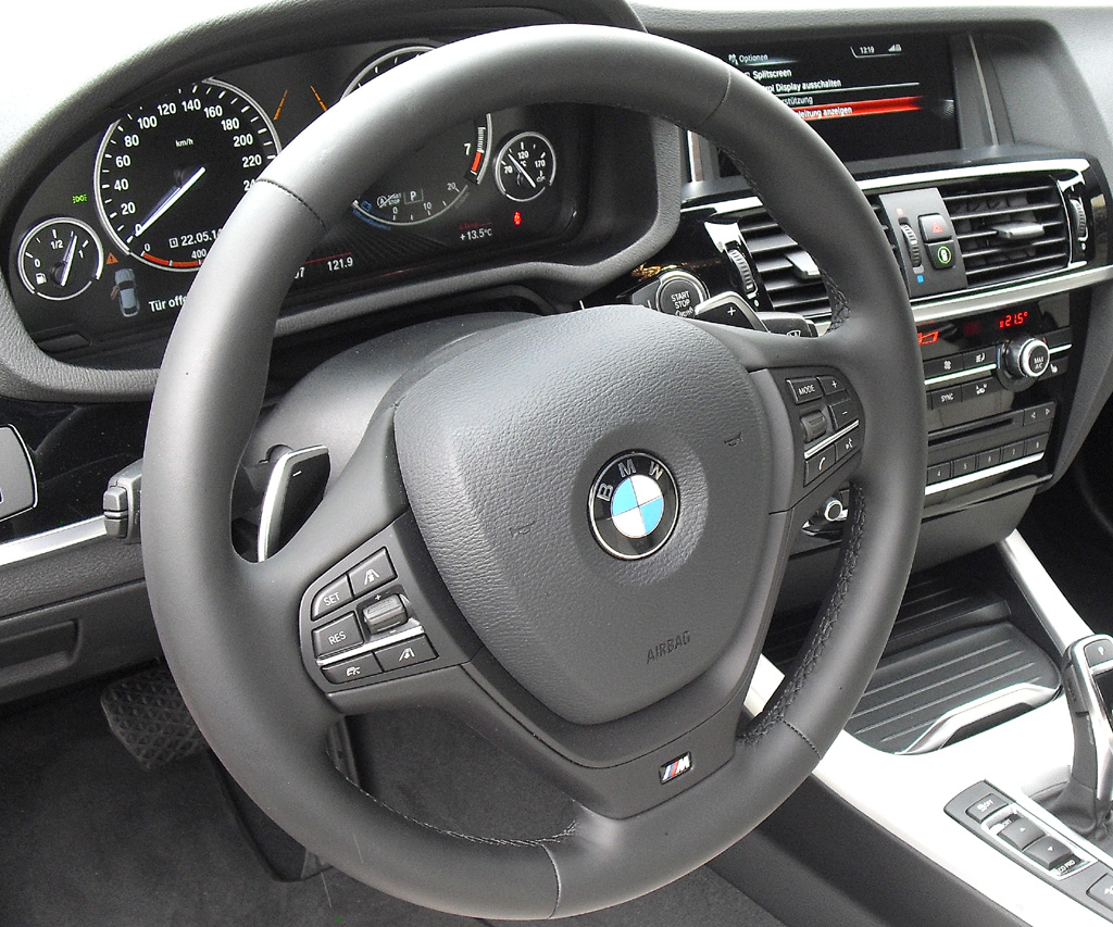 BMW X4: Blick ins sportlich-funktionelle Cockpit. 