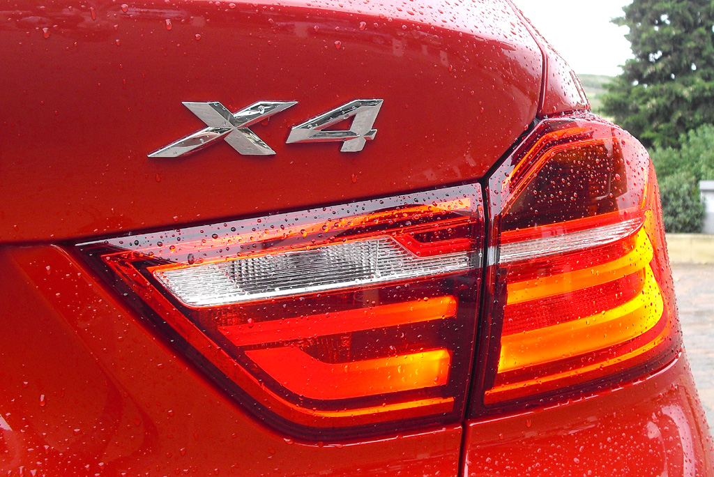BMW X4: Moderne großformatige Leuchteinheit hinten mit Modellschriftzug. 