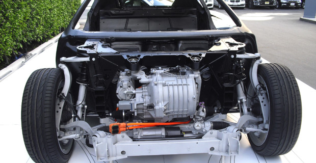 BMW i8: Blick auf die Technik im Vorderwagen. 