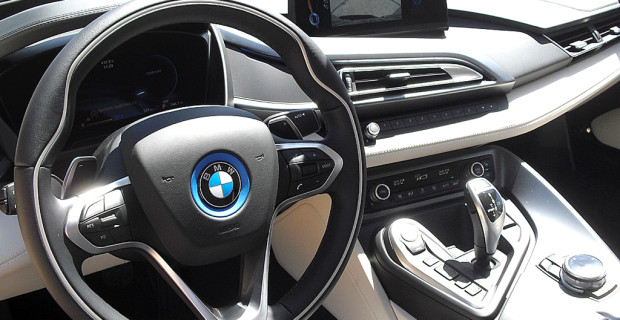 BMW i8: Blick ins übersichtlich gestaltete Cockit. 