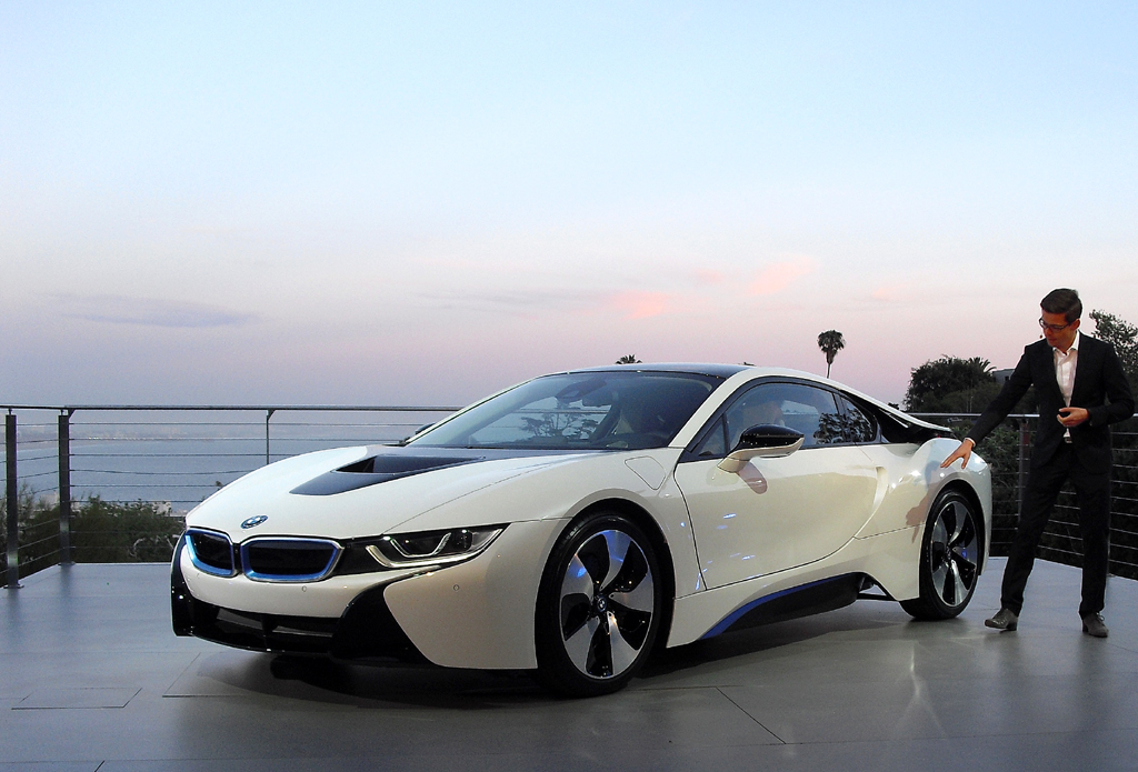 BMW i8: Daniel Mayerle erklärt das Design des neuen Modells.