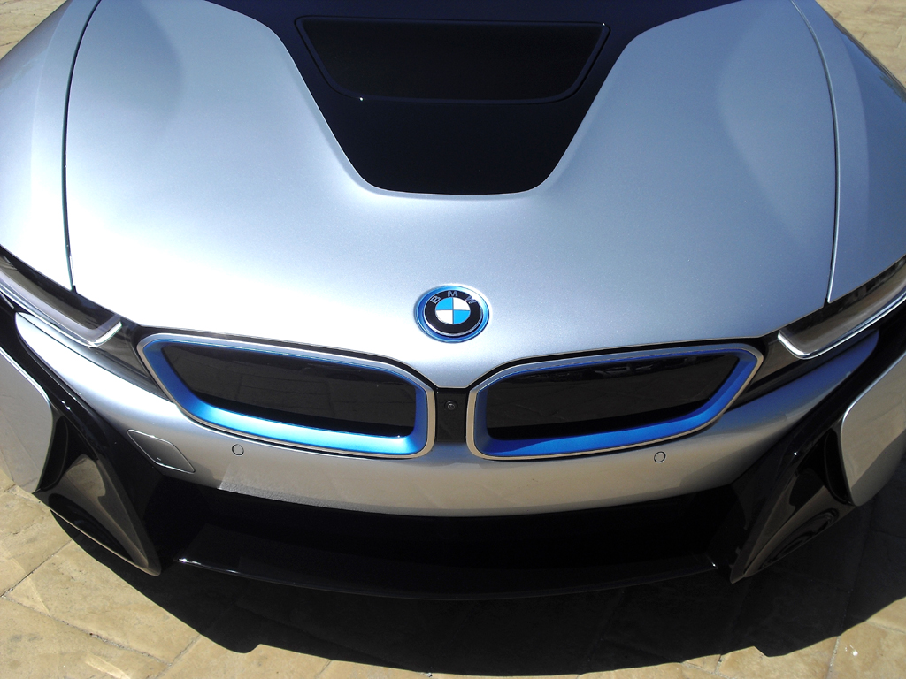 BMW i8: Das Markenlogo sitzt vorn auf der Motorhaube. 