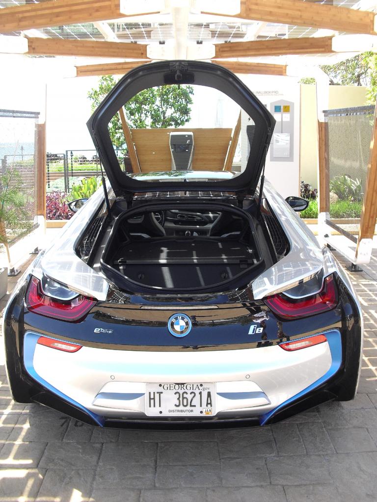 BMW i8: Das kleine Gepäckabteil fasst gerade einmal 154 Liter. 