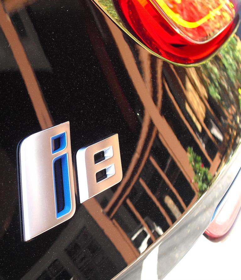 BMW i8: Modellschriftzug am Heck. 