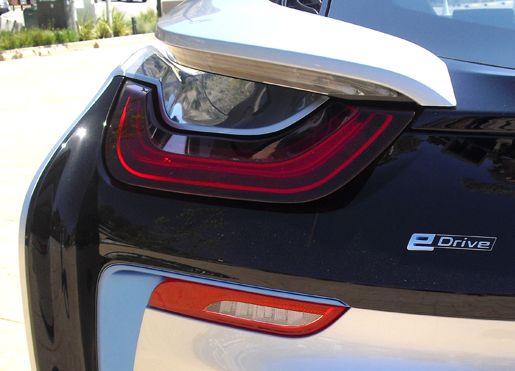 BMW i8: Moderne LED-Leuchteinheit hinten mit E-Drive-Schriftzug. 