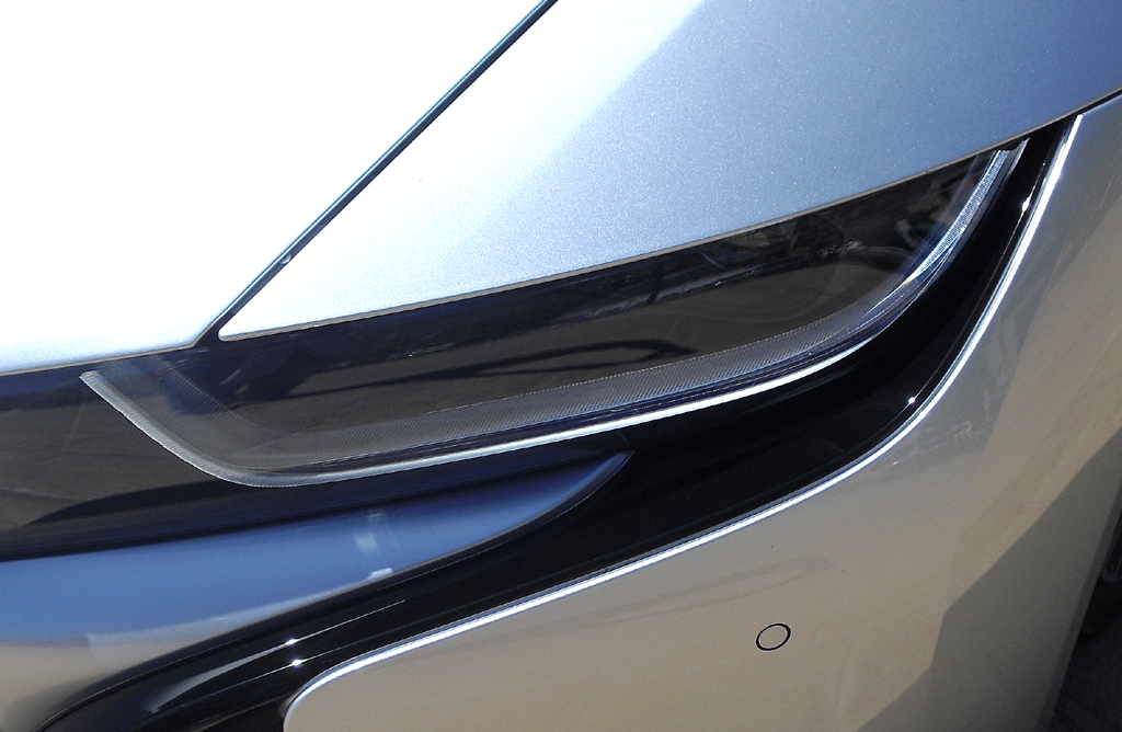 BMW i8: Schmale Voll-LED-Leuchteinheit vorn. 