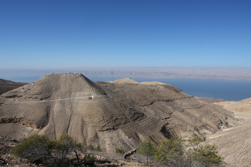 Berggipfel mit Mukawir-Festungsresten und Totem Meer im Hintergrund. 