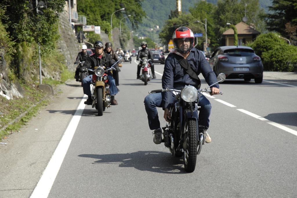 Biker sitzen meisten alleine auf ihrer Maschine, fahren dafür aber gerne in Gruppen.