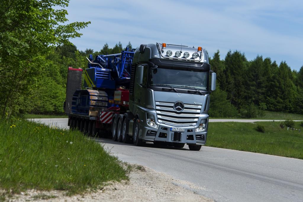 Bis zu 250 Tonnen schleppt der Schwertransport weg