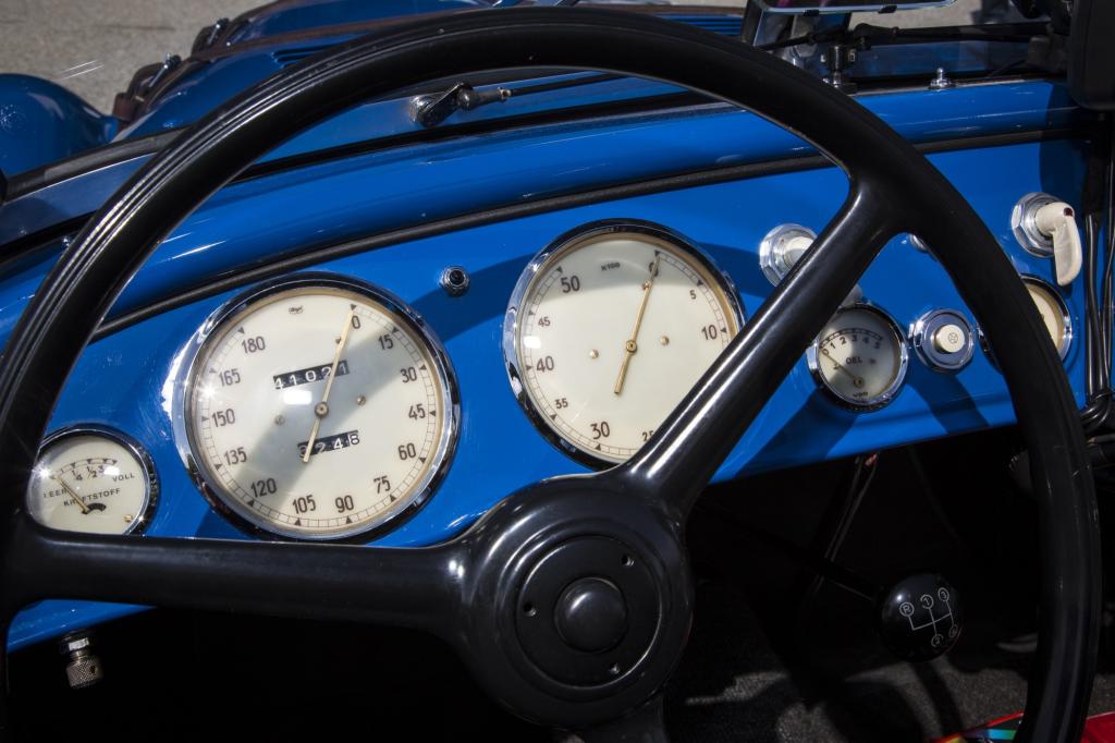 Das Cockpit des BMW 328 Roadster ist übersichtlich