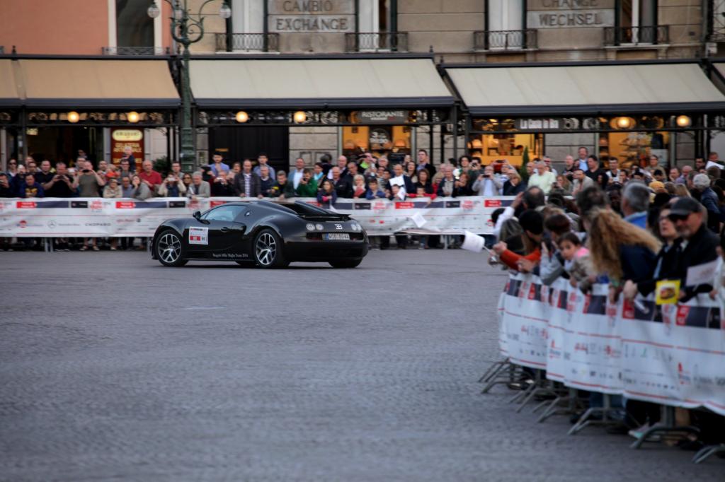 Das potente Begleitfahrzeug - der Supersportwagen Bugatti Veyron Grand Sport Vitesse - zog zwischen all den Oldies die Blicke auf sich