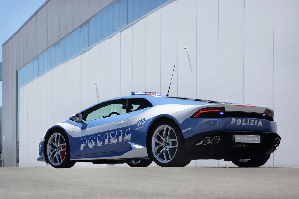 Der 5,2-Liter-V10 leistet 449 kW610 PS, bei einer Performance von 3,2 Sekunden aus dem Stand auf 100 km/h dürften die Verbrecher bei einer Verfolgungsjagd nicht die leiseste Chance haben