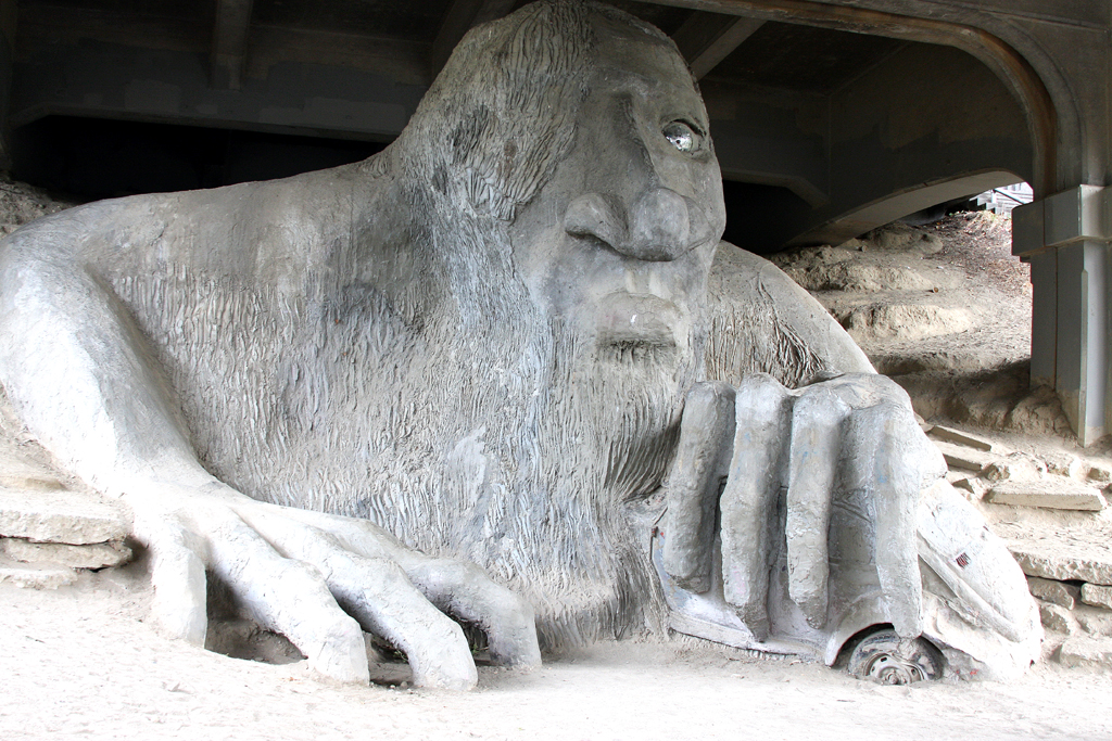 Der Fremont-Troll hat einen VW Käfer unter seiner linken Hand. 