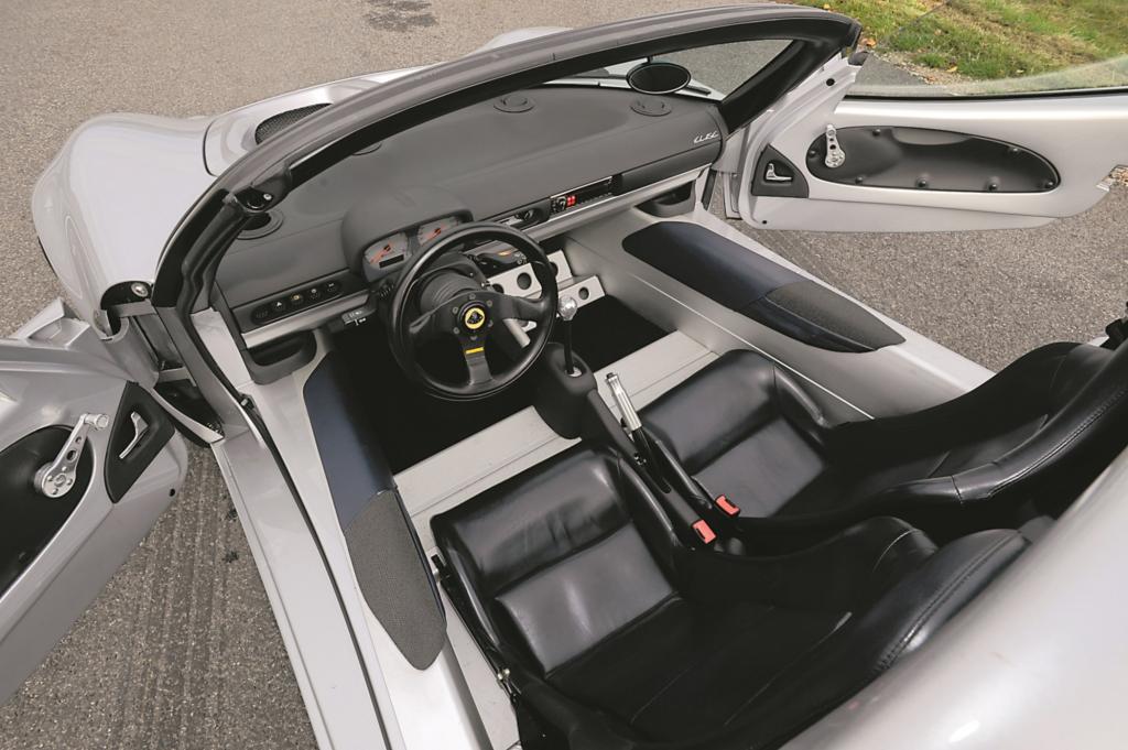 Der Innenraum ist so spartanisch wie das ganze Auto und lässt sich nur von einigermaßen gelenkigen Fahrern überhaupt erreichen, denn dafür muss ein extra breiter Schweller überwunden werden