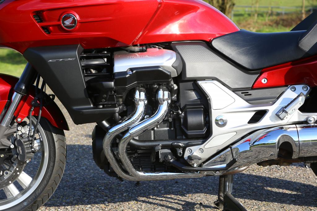 Der V4 hätte mehr Power haben können, aber die feine Laufkultur, der brauchbare Durchzug und das sonore V4-Gebrabbel aus den beiden verchromten Edelstahl-Auspufftöpfen entschädigen