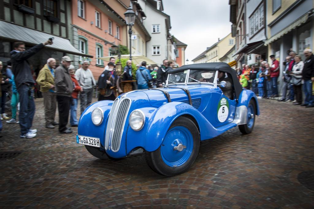 Der frisch überholte Motor springt bereits nach den ersten Umdrehungen an und aus dem einflutigen Endrohr ertönt eine ohrenschmeichelnde Symphonie, die den Sportwagen-Charakter nochmals deutlich unterstreicht