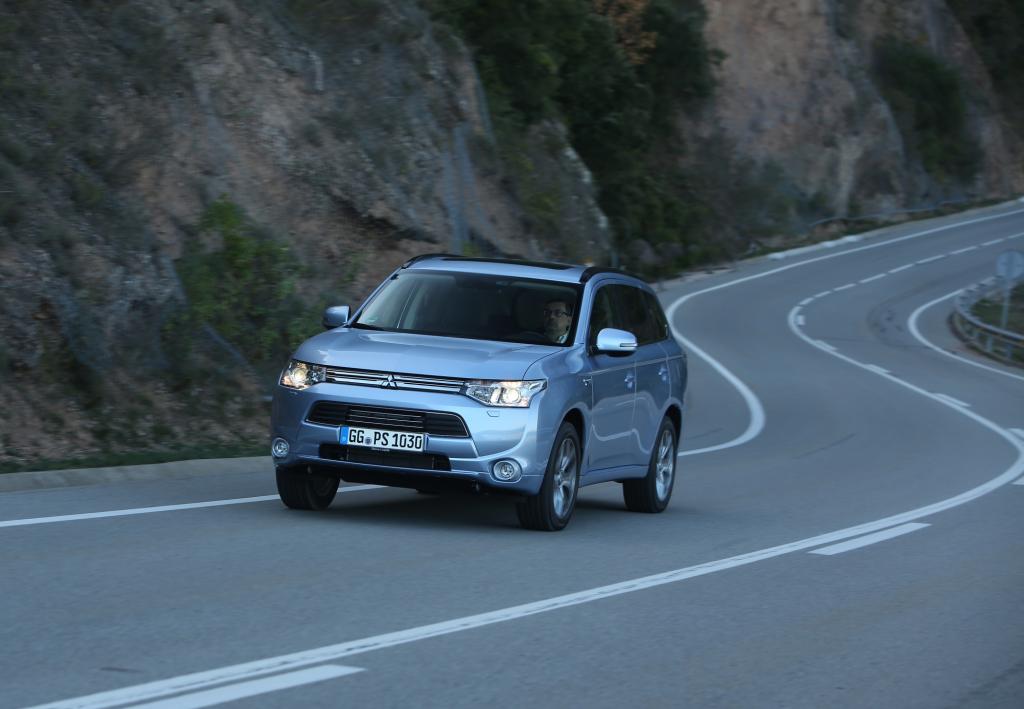 Der neue Mitsubishi Outlander PHEV mit Plug-in-Technologie an Bord erreicht einen Verbrauch von 1,9 Litern