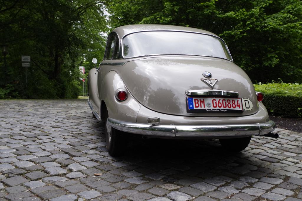 Der rund gezeichnete Oberklässler gehört heute zwar zu den teuren, nicht aber unerschwinglichen Oldtimern und gibt den kommoden Tourer.