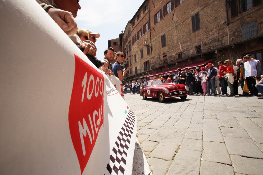 Dicht standen die Zuschauer an der Strecke, hier jubeln sie einem Stanguellini 110 Berlinetta Bertone zu