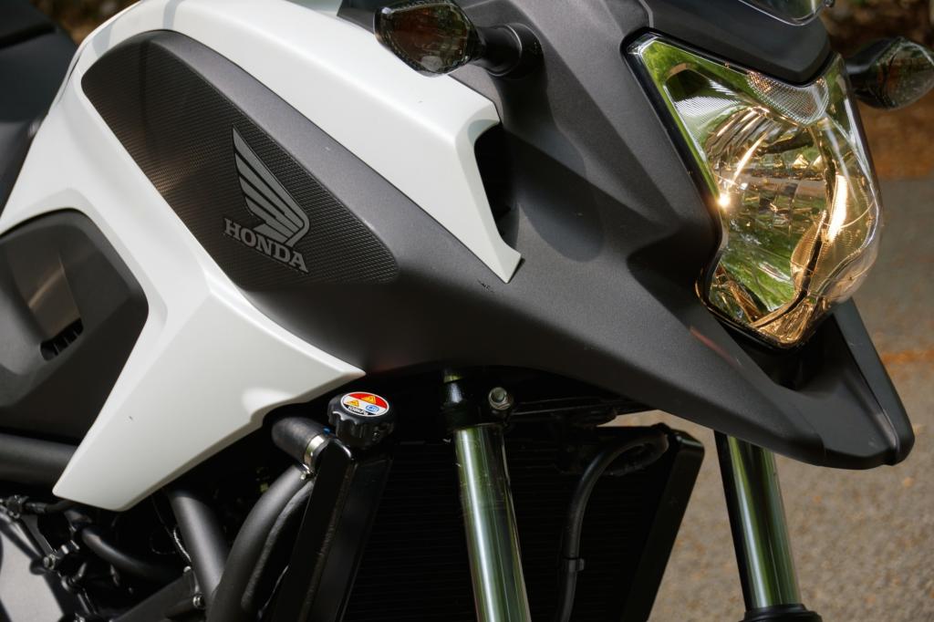 Die Gänseschnabel-Optik erinnert an Hondas große Reiseenduro Crossrunner.