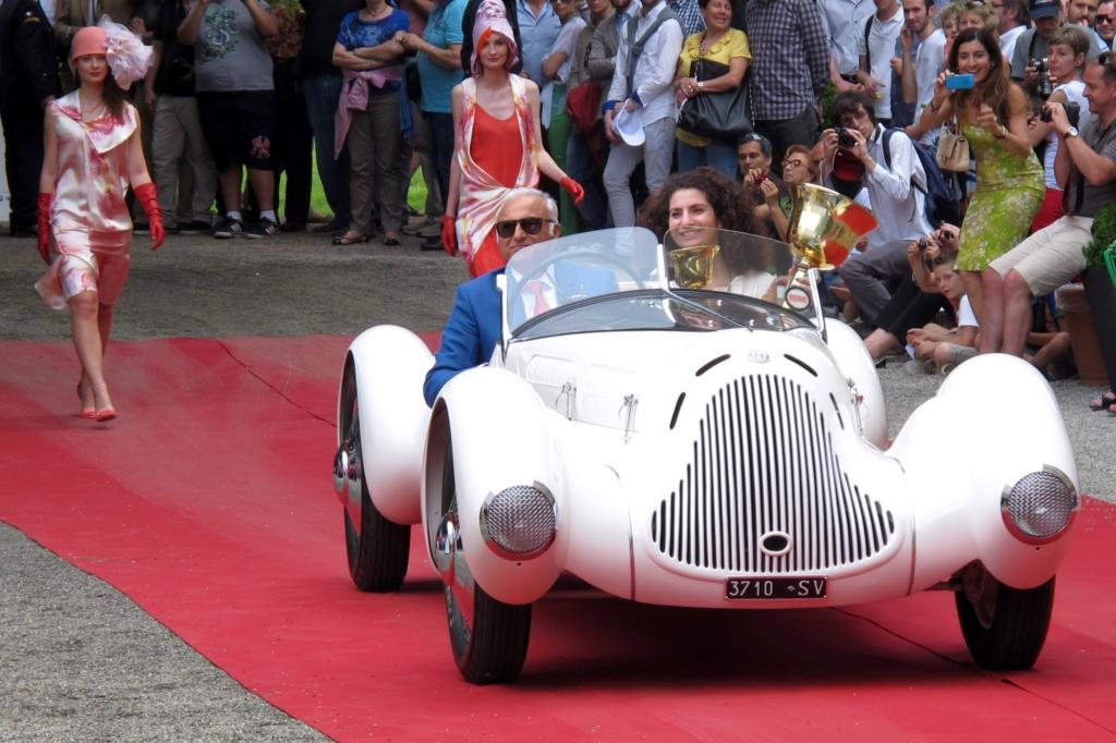 Die Jury des Concorso d’Eleganza sprach den Besitzern des Alfa Romeo 6C 1750 GS (1931) den Pokal für die sensibelste Restaurierung zu; der ursprünglich von Zagato karossierte Sportwagen erhielt 1938 eine neue Karosserie von Aprile in Savona. 