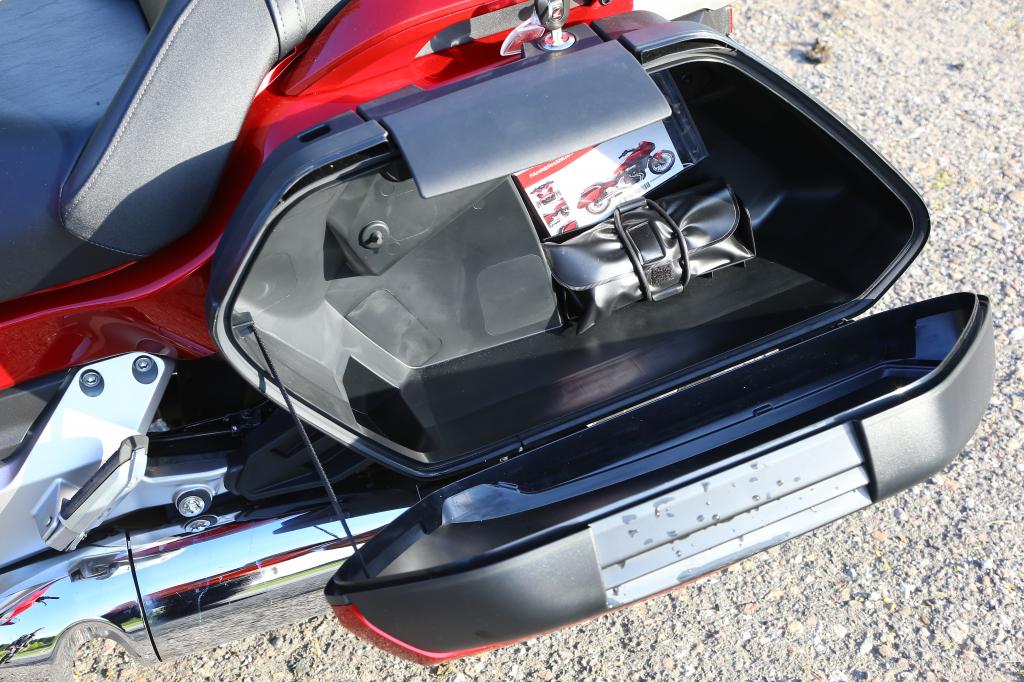 Die Kofferdeckel sind in Fahrzeugfarbe (sattes Rot  oder tristes Schwarz) lackiert, doch ihr Fassungsvermögen wie ihre Materialgüte wollen nicht so recht zum sonst sehr gediegenen Eindruck dieser Honda passen