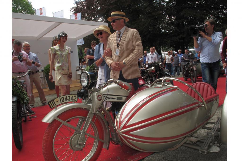 Die Opel Motoclub Supersport von 1929 erhielt den Trofeo BMW Group als "Best of the Show", Matthias Hühn und Frau sind glücklich