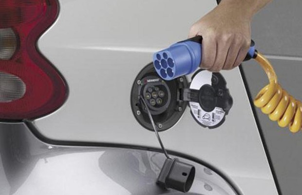 EU-Beschluss: Einheitlicher Stecker für E-Autos