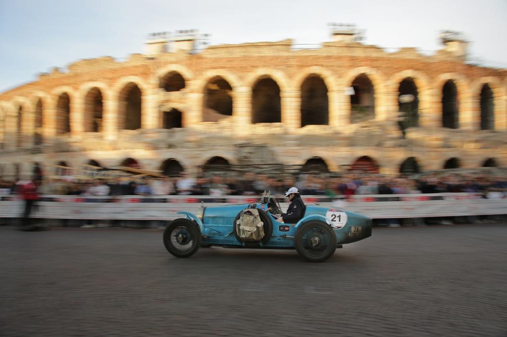 Ein Bugatti Typ 35 vor dem Colosseum in Rom