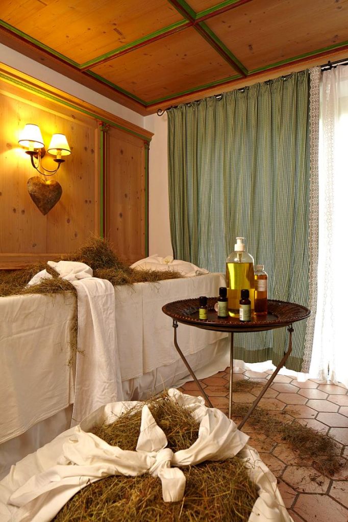 Ein Heubad zählt ebenfalls zu den Wellnessanwendungen. 