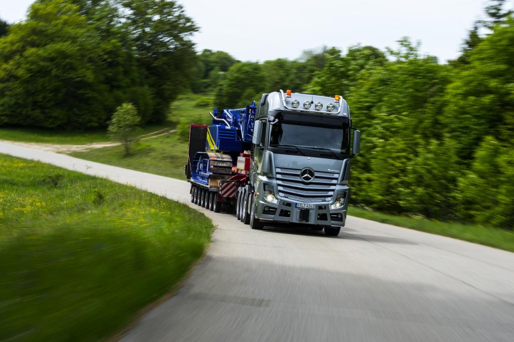 Er hat mehr Leistung als ein Supersportwagen, eine Zugkraft wie eine Lokomotive und fährt sich fast so handlich wie eine A-Klasse.