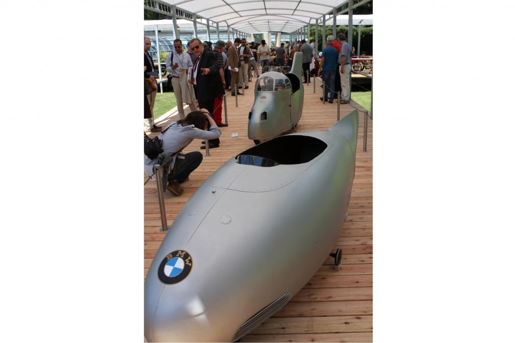 Erst erhielt 1937 die Gilera Rondine (hinten) mit 274,2 km/h den Geschwindigkeitsweltrekord, dann wurde sie von der BMW 500 mit 279,5 km/h übertroffen