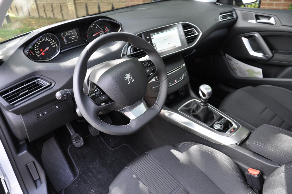Erste Fahrt im Peugeot 308 SW - So schick kann eine weiße Weste sein