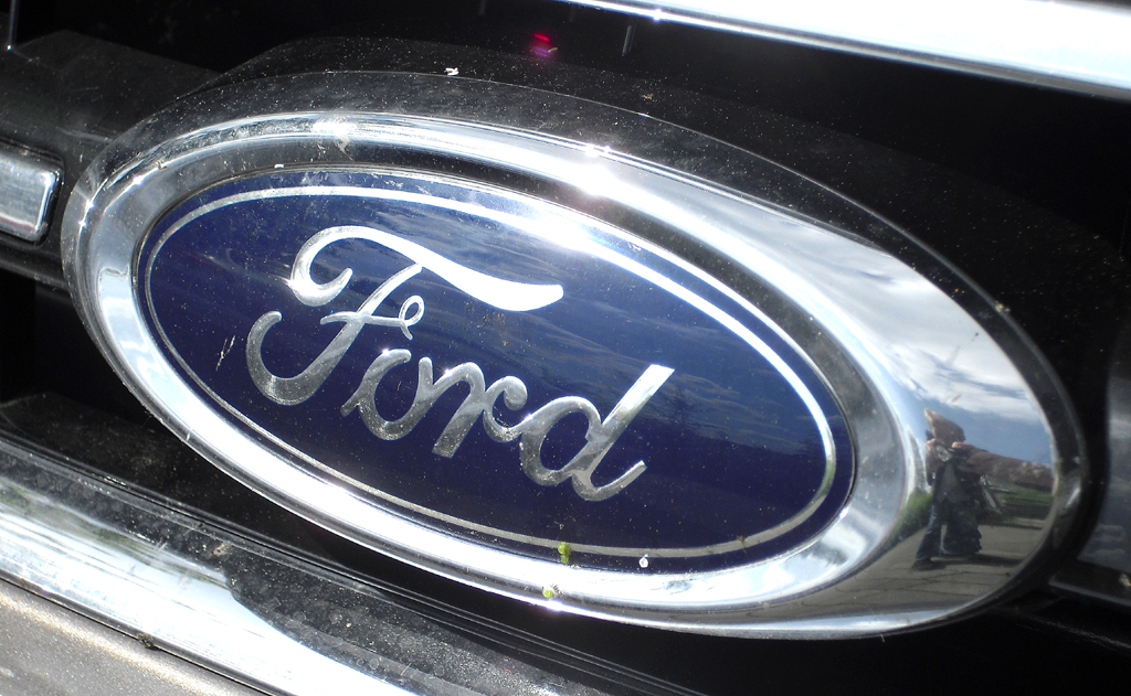 Ford Mondeo: Das Markenlogo sitzt vorn in einer Chromleiste im oberen Kühlergrill-Teil. 