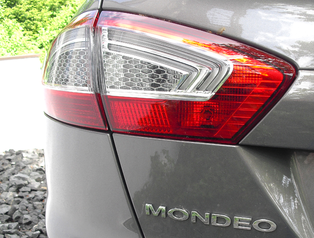 Ford Mondeo: Moderne Leuchteinheit hinten mit Modellschriftzug. 