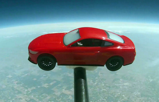 Ford Mustang-Modellauto startet im Wetterballon in Richtung Weltraum