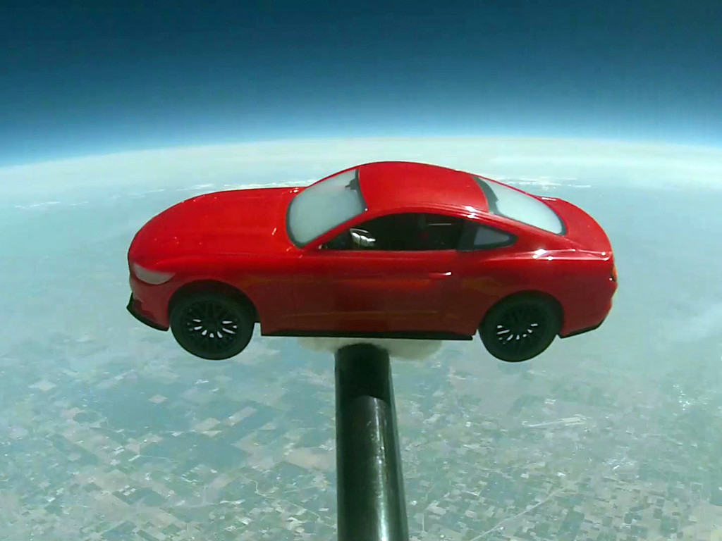 Ford Mustang-Modellauto startet im Wetterballon in Richtung Weltraum