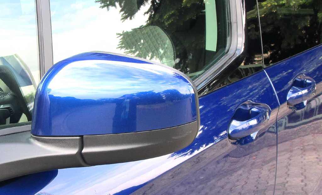 Ford Tourneo Courier: Blick auf den Außenspiegel auf der Fahrerseite. 