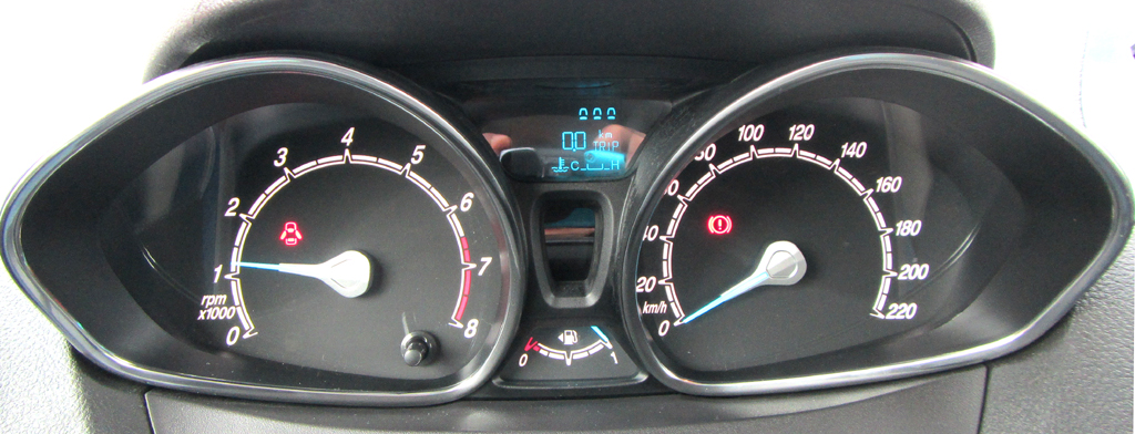 Ford Tourneo Courier: Blick durch den Lenkradkranz auf die Rundinstrumentierung. 