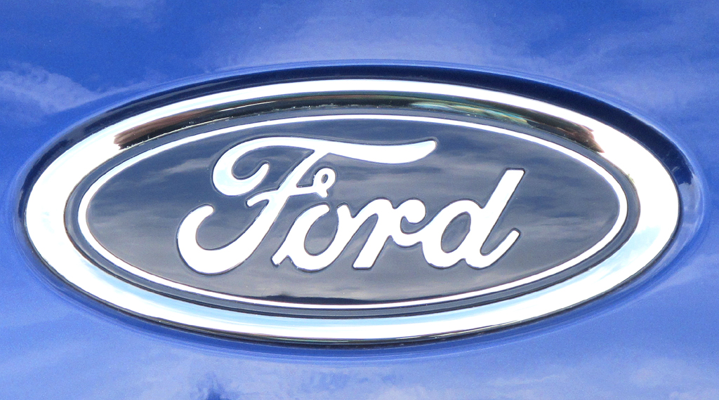 Ford Tourneo Courier: Das Markenlogo sitzt vorn oberhalb vom Kühlergrill. 