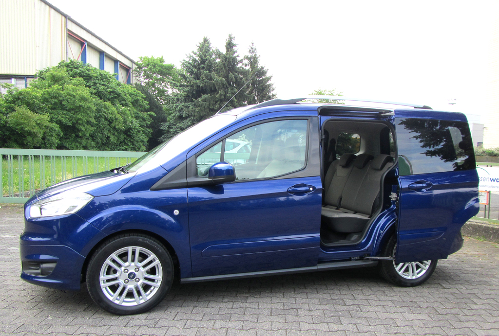 Ford Tourneo Courier: Die seitlichen Schiebetüren sind Standard. 