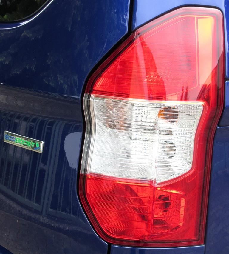 Ford Tourneo Courier: Moderne Leuchteinheit hinten mit Motorisierungshinweis. 