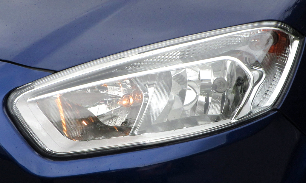 Ford Tourneo Courier: Moderne Leuchteinheit vorn. 