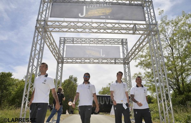 Fußballer von Juventus Turin mit Jeep im Gelände