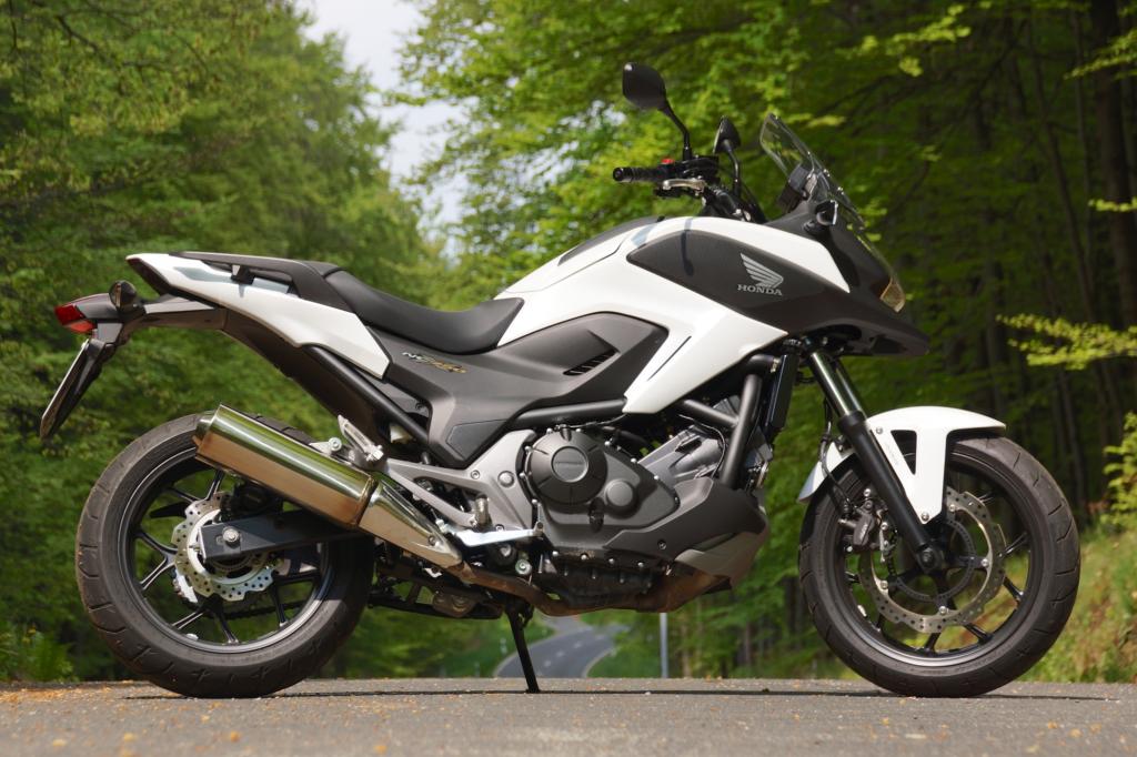 Gänseschnabel und hochbeiniges Fahrwerk zeichnen die Honda NC 750 als typisches Crossover-Bike aus.