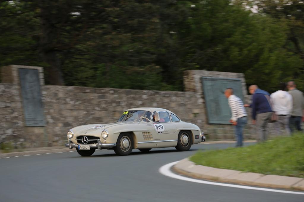 Go! Go! Go! scheinen die Zuschauer dem Mercedes 300 SL von 1955 zuzurufen