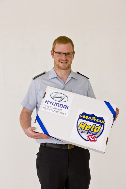 Held der Straße: Soldat rettet Frau aus qualmenden Auto