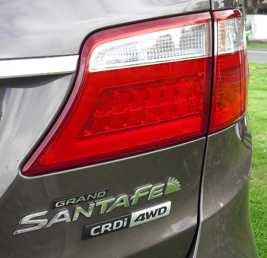 Hyundai Grand Santa Fe: Großformatige Leuchteinheit hinten mit Modellschriftzug.